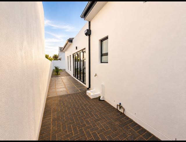 4 BEDROOM FREESTANDING FOR SALE IN SHELLEY POINT